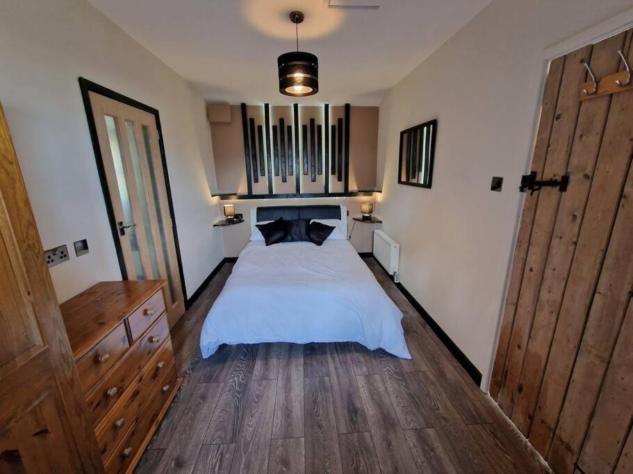 Swallows Nest Guest House - With Hot Tub Abergavenny Exterior photo