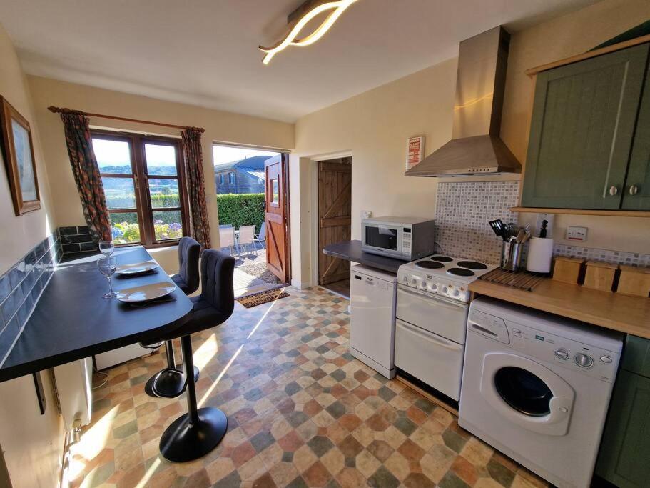 Swallows Nest Guest House - With Hot Tub Abergavenny Exterior photo